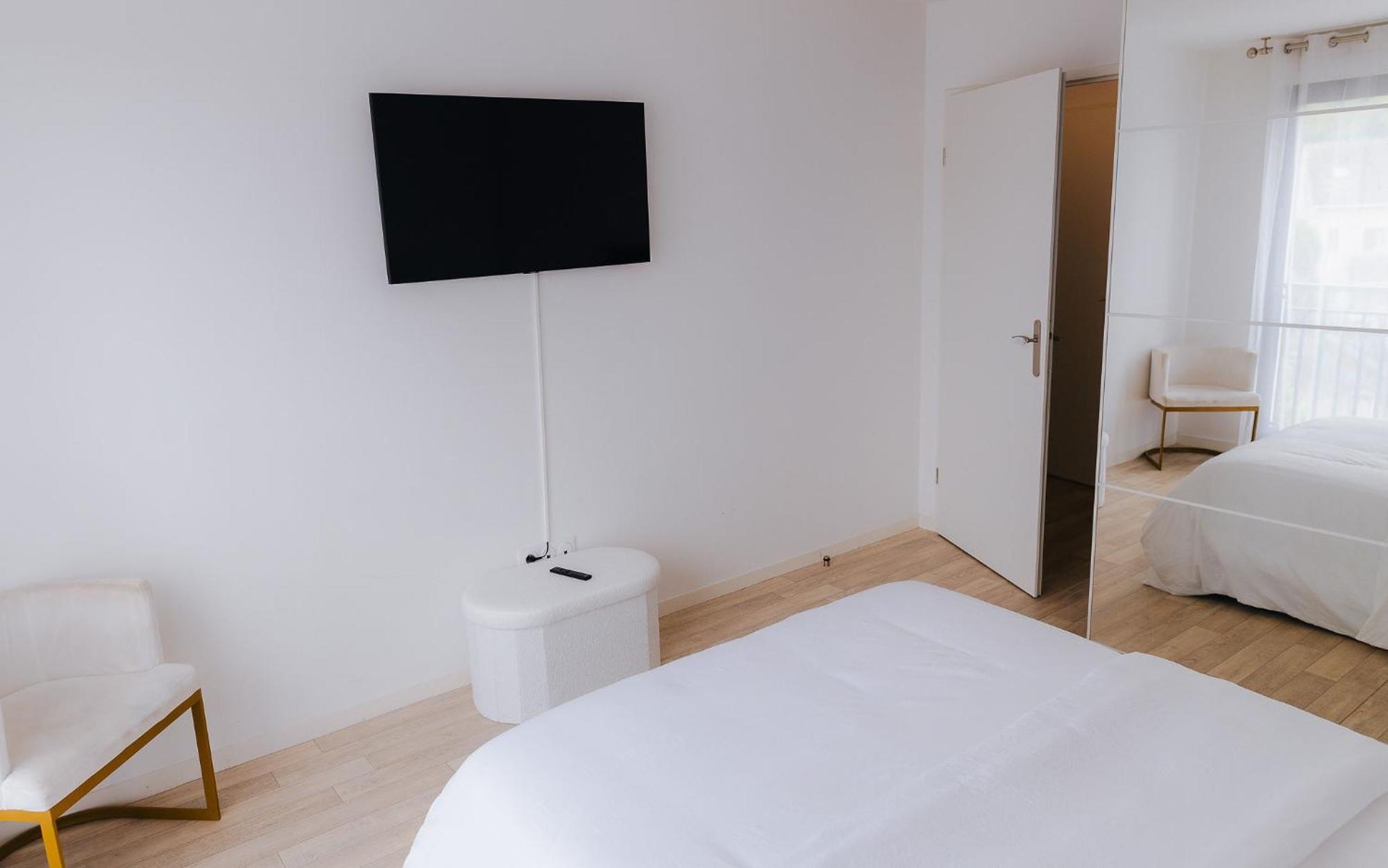 Appartement Luxueux, Neuf & Equipe A Versailles, Saint-Cyr-lʼÉcole Eksteriør billede