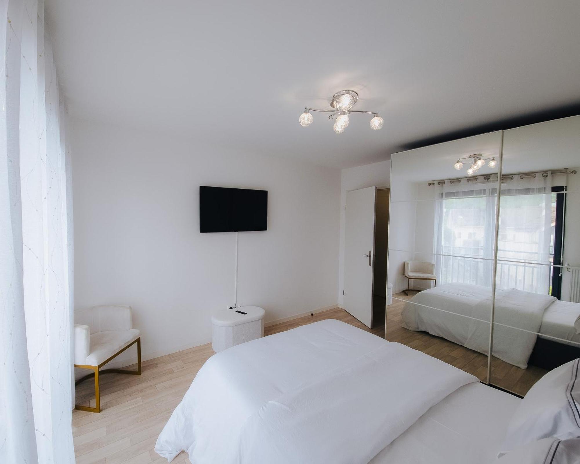 Appartement Luxueux, Neuf & Equipe A Versailles, Saint-Cyr-lʼÉcole Eksteriør billede